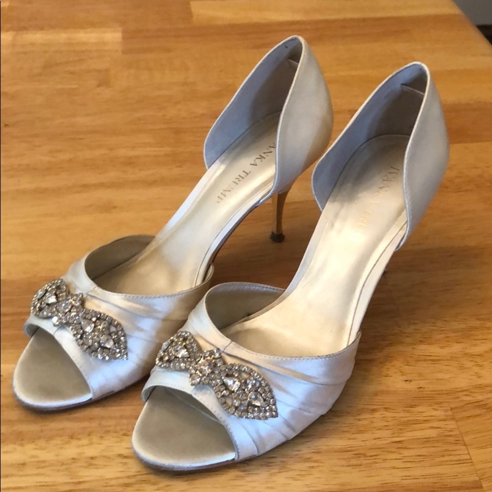 Ivory satin wedding shoes w/rhinestones. Gorgeous!